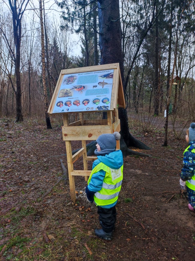 Vaikai pasirūpino žiemojančiais paukščiais Jomanto parke