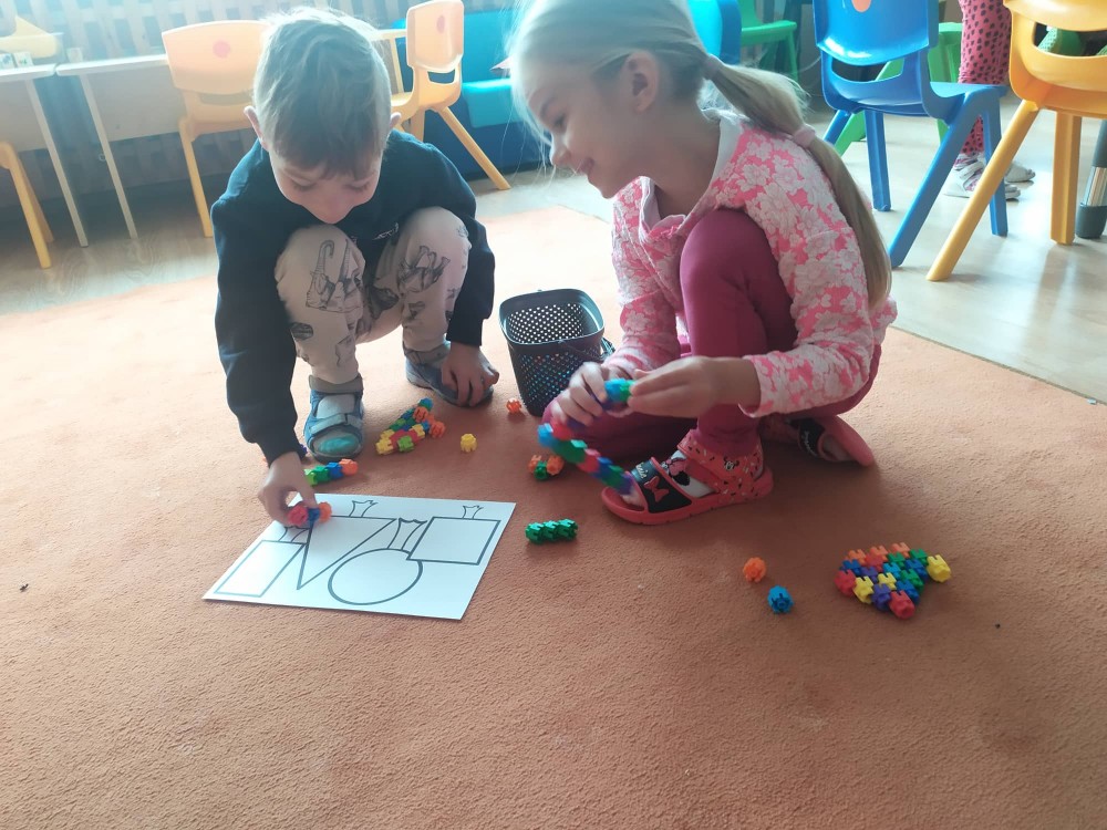 “Papūgėlių” gr. vaikai aplink save ieškojo geometrinių figūrų!