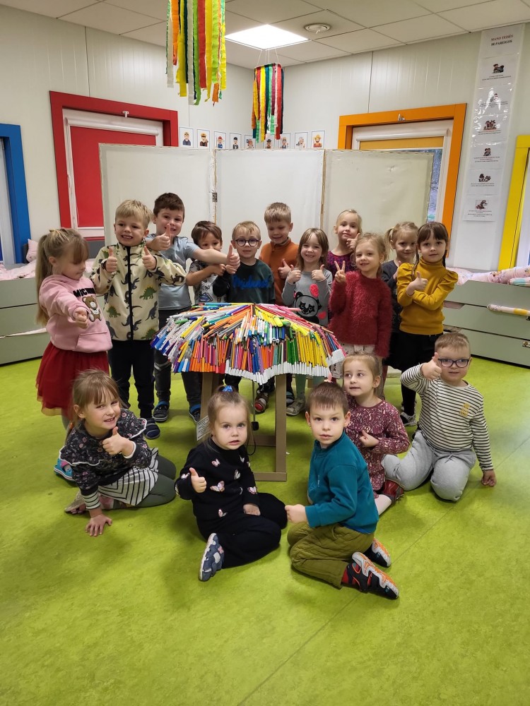 “Saulės zuikučiai” grupės bendruomenė dalyvauja STEAM projekte „Įvairiaspalviai skėčiai“