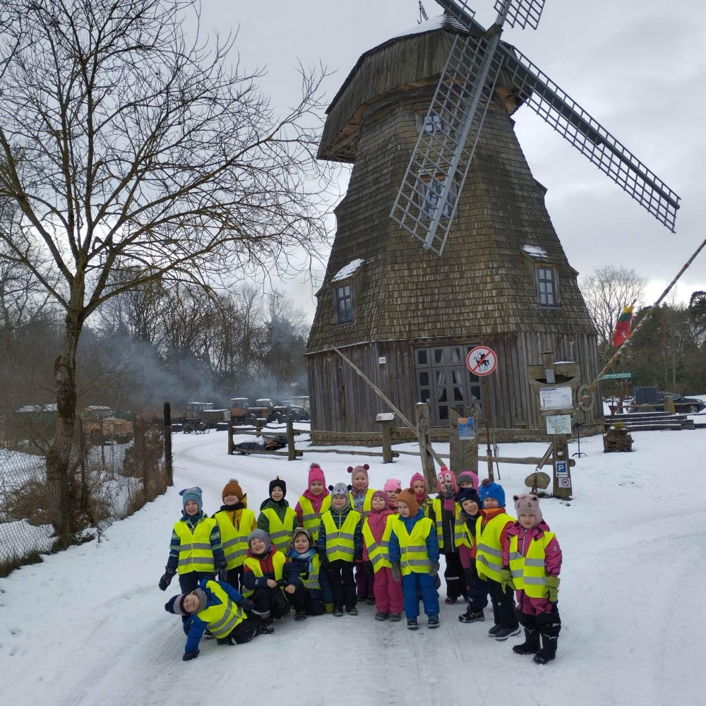 Kiškučių ir Papūgėlių grupės vaikai edukacijoje “Duonos kelias”