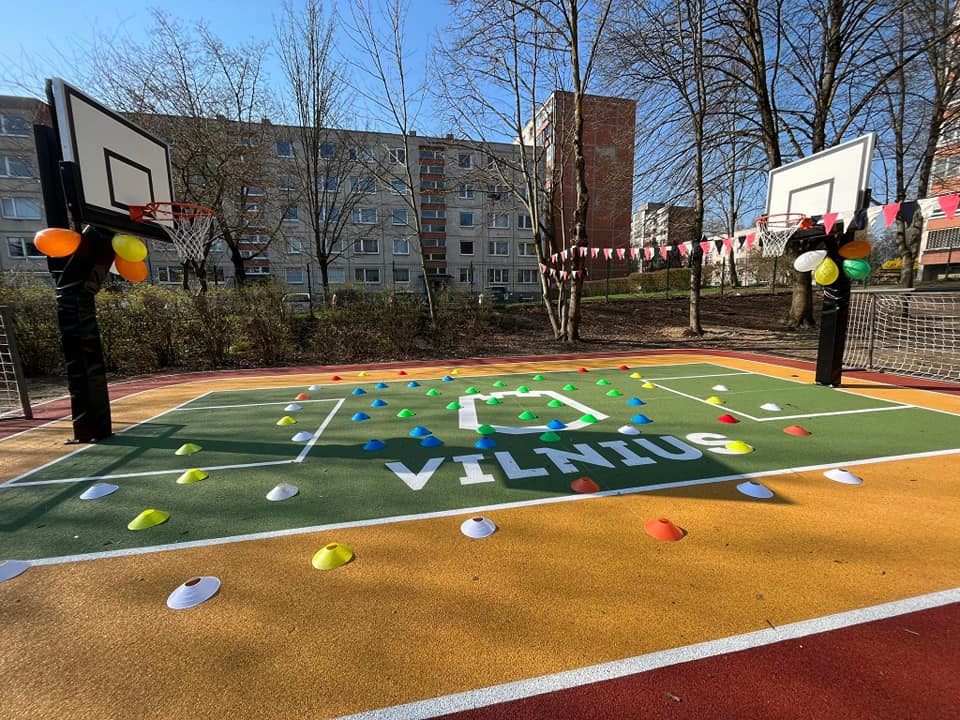 Norime kartu pasidžiaugti, kad mūsų darželyje išdygo dar viena nuostabi sporto aikštelė!