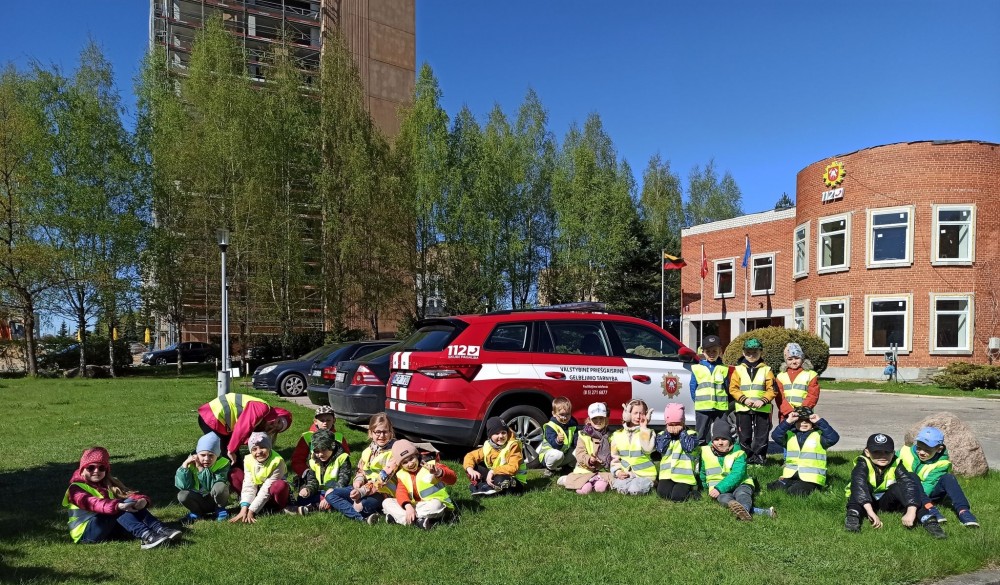 „Spinduliukai“ ir ” Lašiukai” lankėsi Vilniaus apskrities priešgaisrinėje gelbėjimo valdyboje III-ioje komandoje
