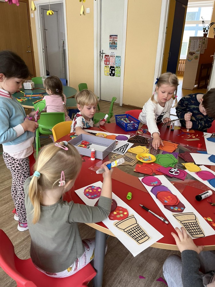 „Pabiručių” grupės vaikai keliavo po skaičių ir formų šalį