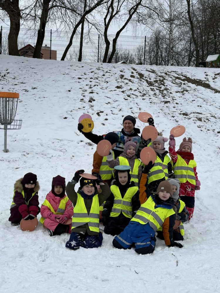 Kačiukų grupės vaikai išbandė dar vieną naują sporto šaką – diskgolfą