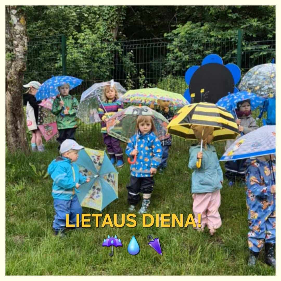 Nors vasaros pradžia geru oru mūsų nedžiugina, „Saulės zuikučių“ grupės vaikai tikrai neliūdi!